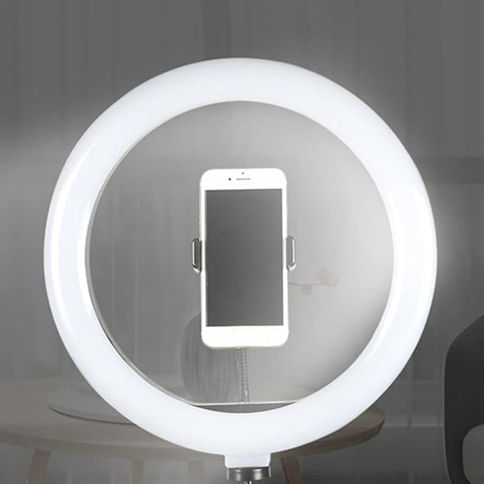 LED lampa prstenastog oblika uz tronožac.