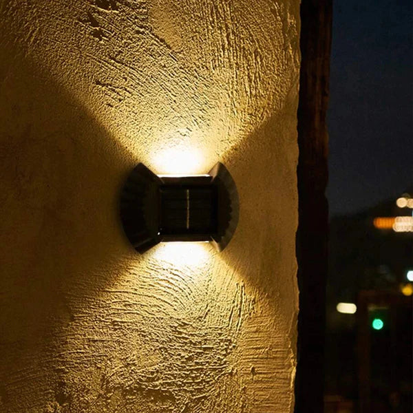 Solarna LED lampa namenjena za montažu na zid.