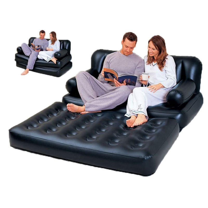 Sofa na naduvavanje prikazana u postavci za sedenje.
