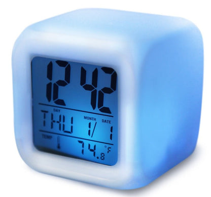 Sat prikazuje vreme i ima funkciju alarma.
