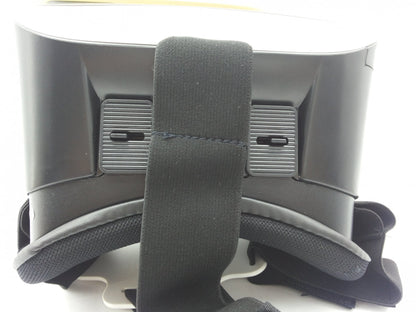 VR naočare BOX 3D i kontroler prikazani su zajedno.