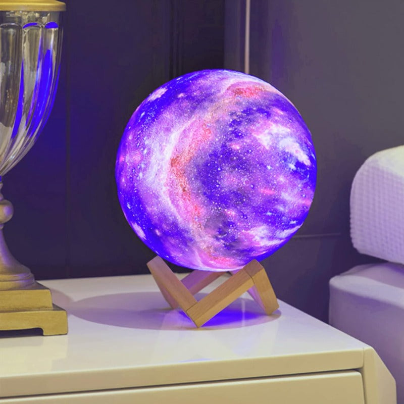 3D lampa sa prikazom Mesečeve galaksije stoji na svom postolju.