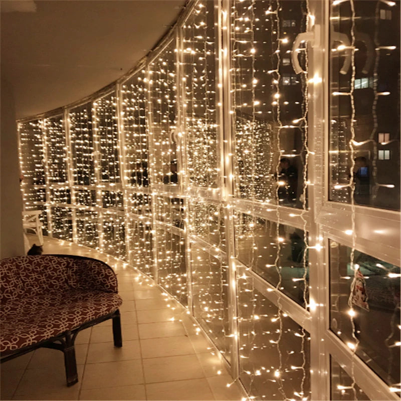 LED zavesa za osvetljavanje prostora tokom praznika.