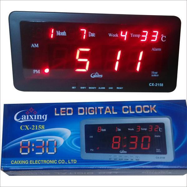 LED digitalni sat za sto sa prikazom vremena na prednjoj strani.