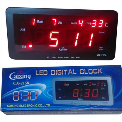 LED digitalni sat za sto sa prikazom vremena na prednjoj strani.