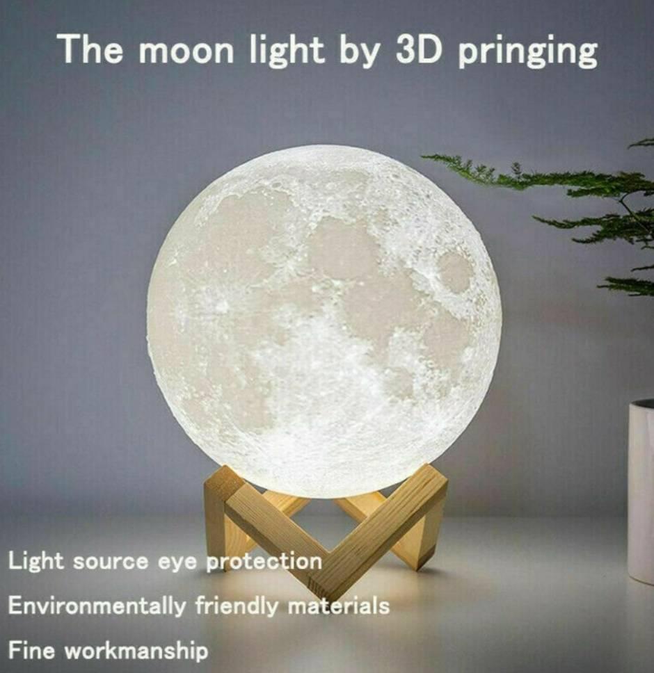 Prikazan je zaobljeni oblik lampe inspirisan mesecom.