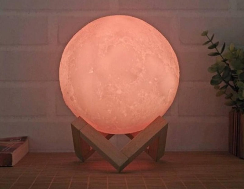 Na slici je dekorativna lampa sa izgledom mesečeve površine.