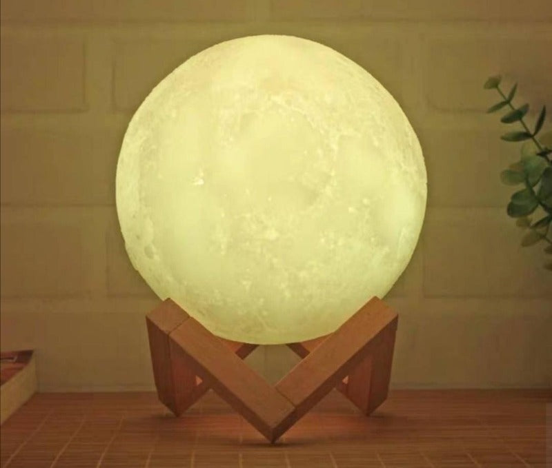 Prikazana je lampa u obliku meseca namenjena dekoraciji enterijera.