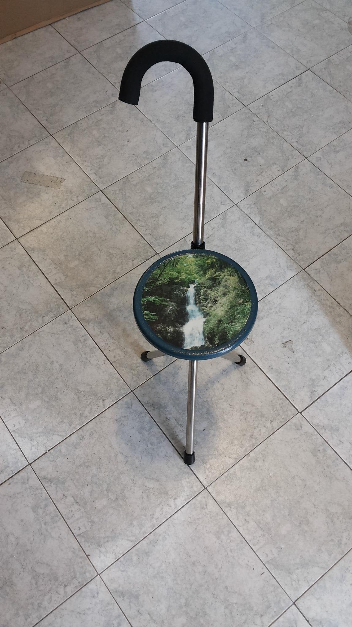 Štap-stolica na rasklapanje namenjena je za nošenje sa sobom.