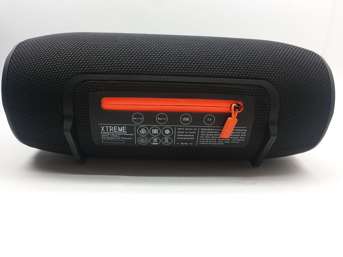 Bluetooth zvučnik Xtreme nalazi se u središtu fotografije.