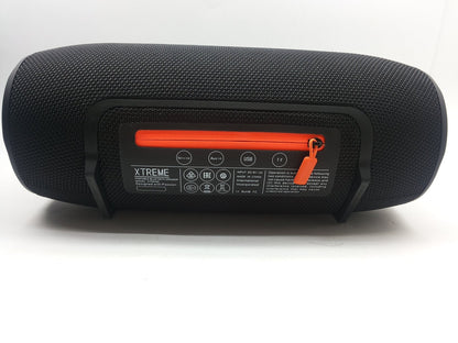 Bluetooth zvučnik Xtreme nalazi se u središtu fotografije.