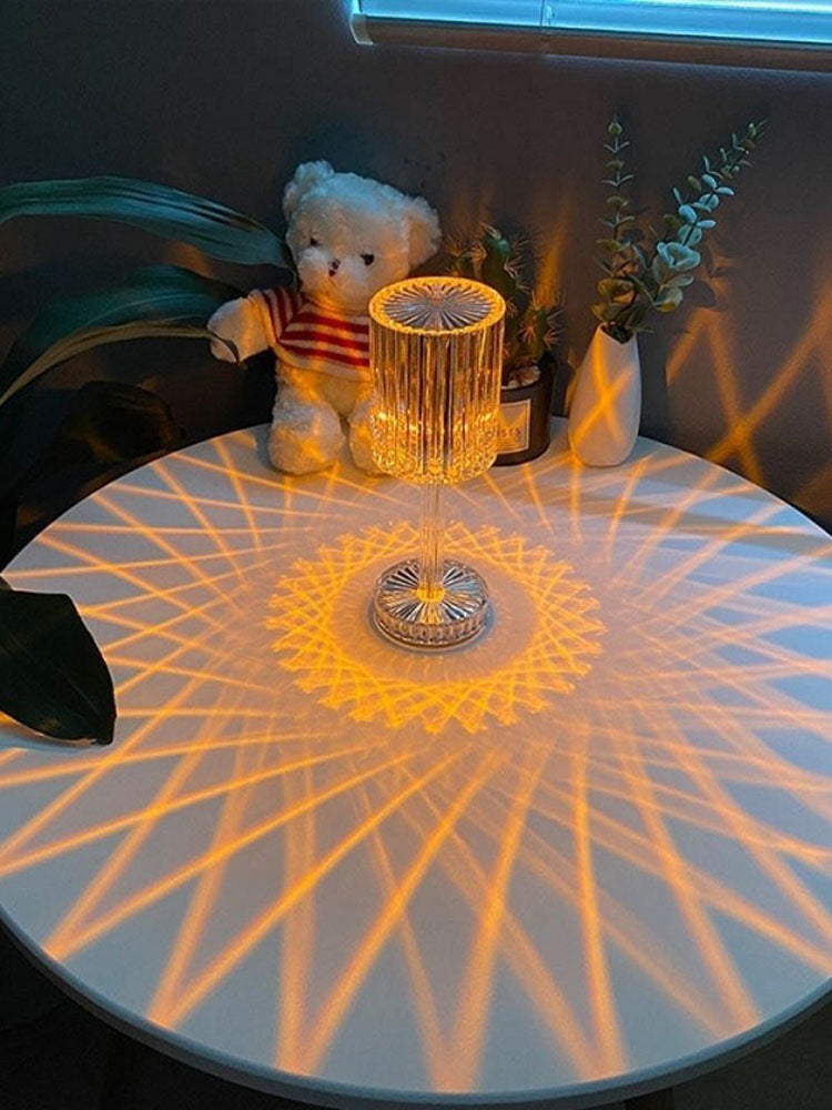 Stona lampa od kristala sa valjkastom siluetom.
