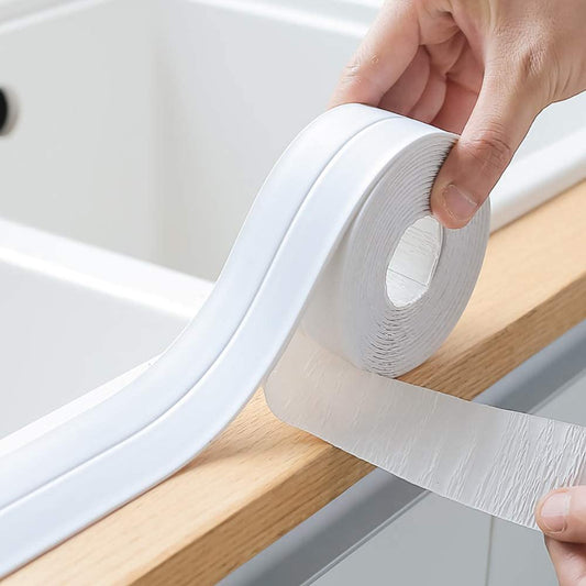Bela samolepljiva ugaona traka za završnu obradu spojeva u kupatilu i kuhinji.