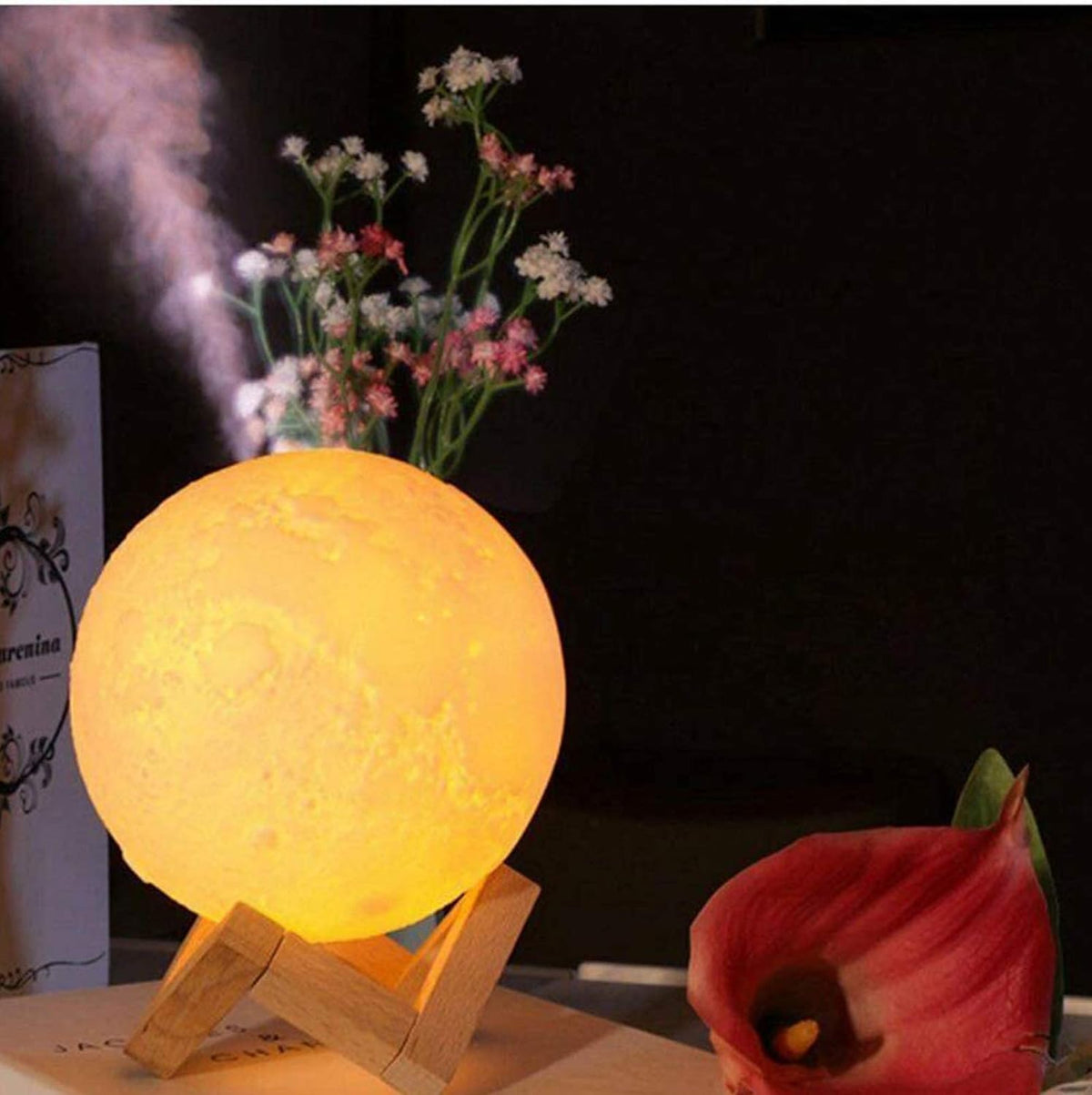 Lampa-difuzer u obliku Meseca za ambijentalno osvetljenje i ovlaživanje vazduha.