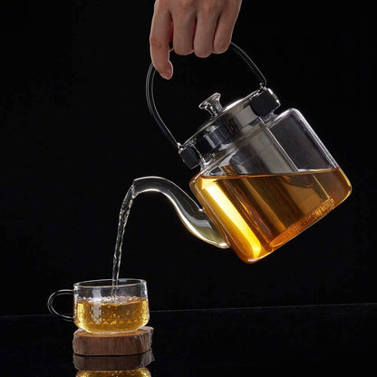 Infuzer za čaj od listića prikazan kao kuhinjski pribor.