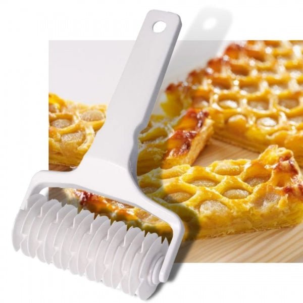 Beli roler za testo sa valjkom koji utiskuje mrežasti uzorak.