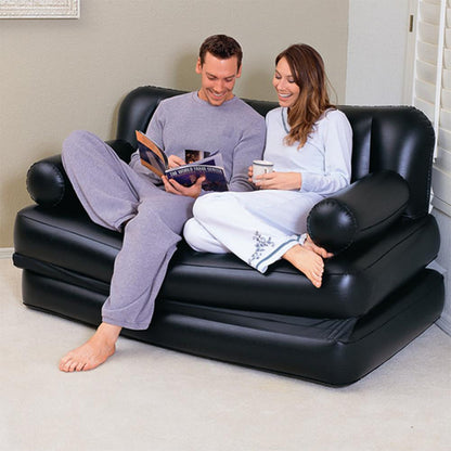Sofa na naduvavanje razmeštena u obliku ležaja.