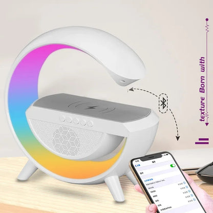 RGB lampa sa Bluetooth zvučnikom i bežičnim punjačem.