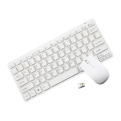 Beli miš i tastatura iz kompaktnog kompleta.