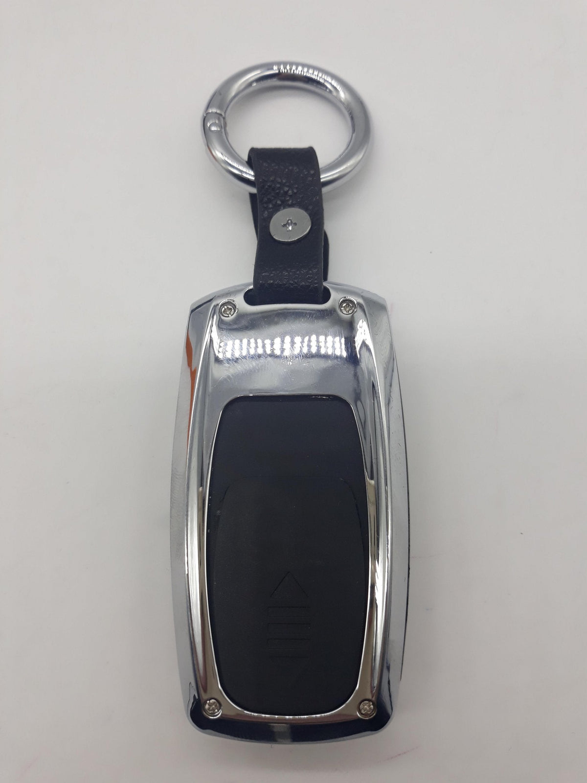 Privezak AUDI koji objedinjuje USB uređaj i privezak.