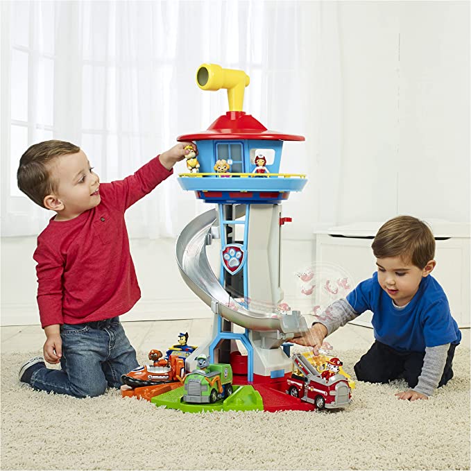 Toranj sa motivom Paw Patrol prikazan je kao igračka za dečju igru.