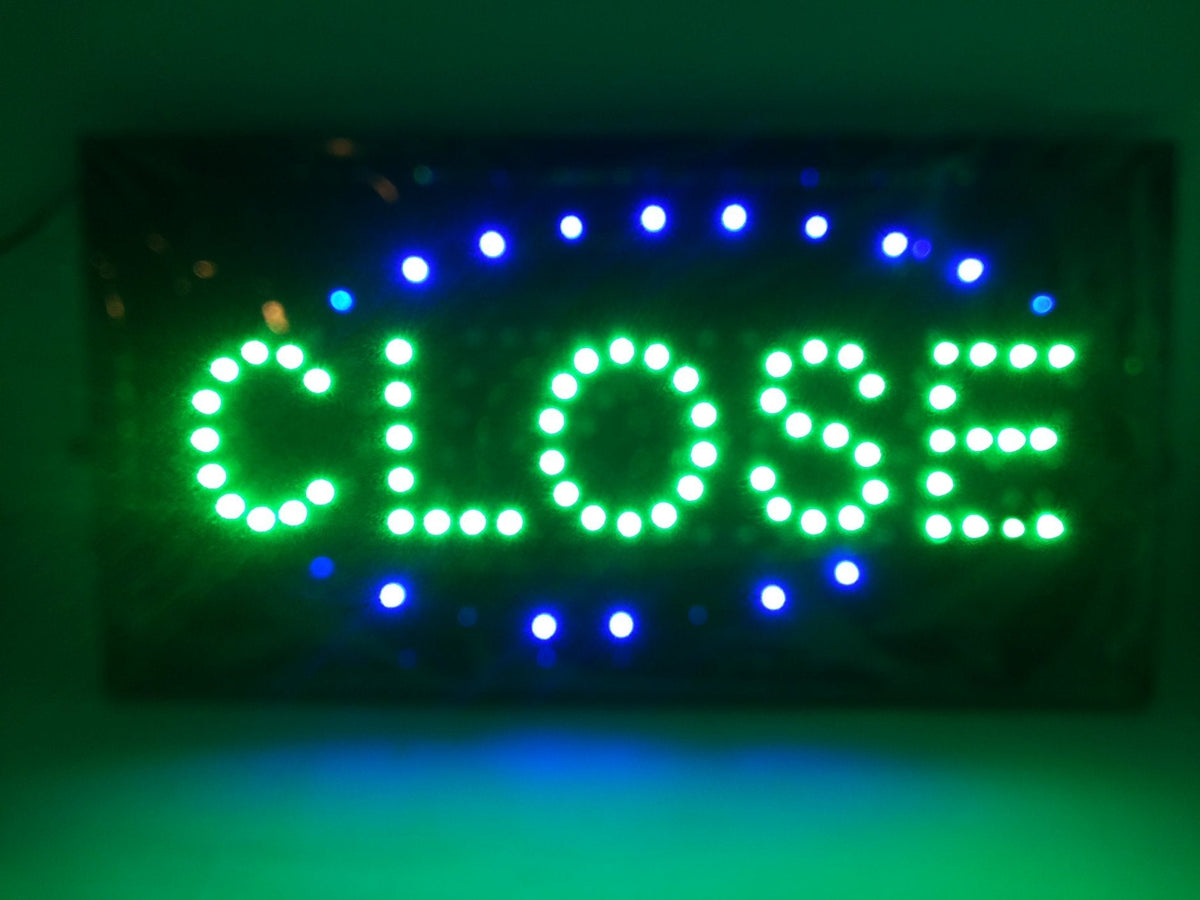 Prikazan je LED natpis OPEN/CLOSE za isticanje statusa lokala.