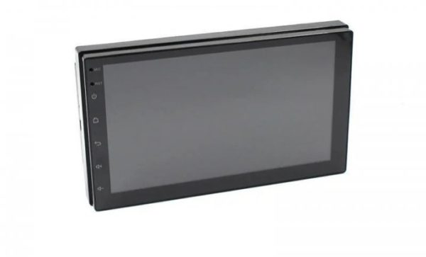 Na fotografiji je multimedijalni uređaj za automobil sa oznakom snage 45 W × 4.