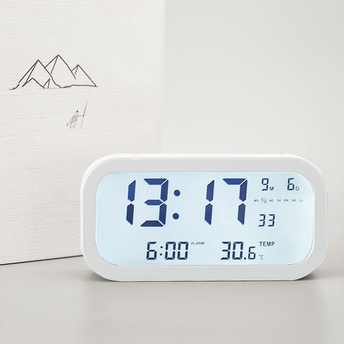 Elektronski sat sa prikazom datuma, dana u nedelji i temperature.