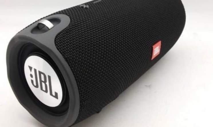Prikaz JBL Extreme zvučnika iz drugog ugla.