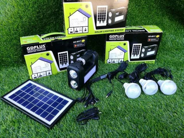 Prikaz solarnog sistema sa tri LED sijalice i USB izlazima.