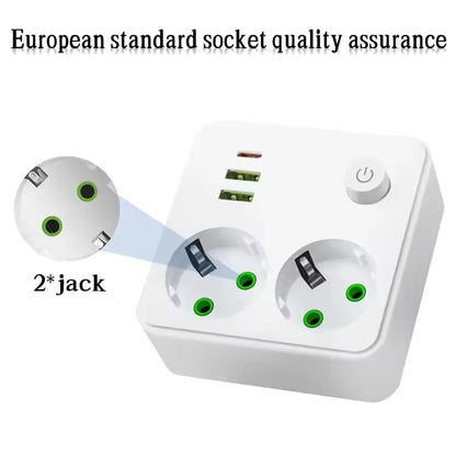 Prikazana je bela dupla utičnica koja ima USB i C priključak.