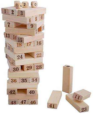 Blok se pažljivo izvlači iz sredine tornja tokom igre Jenga.