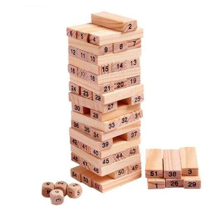 Toranj od drvenih blokova spreman za partiju igre Jenga.