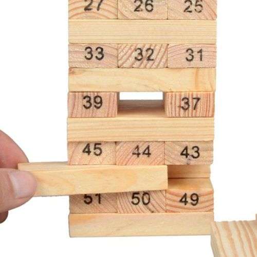 Drvena igra Jenga sa blokovima poređanim jedan preko drugog.