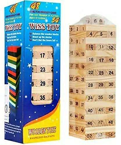 Drveni blokovi igre Jenga složeni u stabilan toranj.
