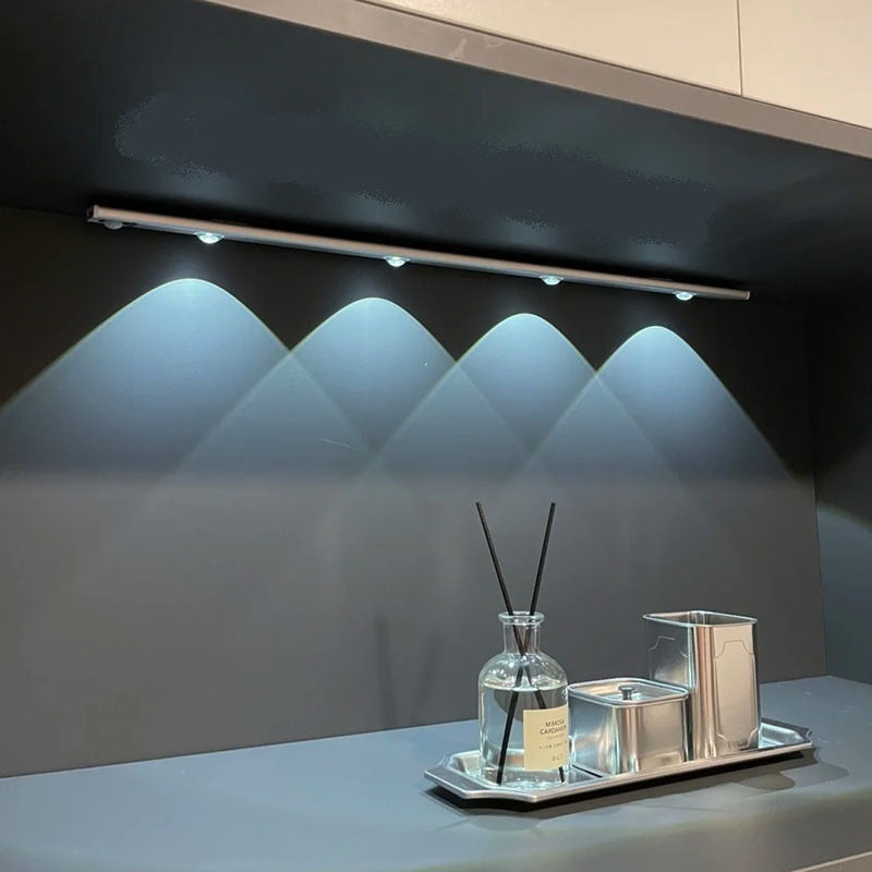 Na fotografiji se vidi prenosiva lampa sa LED osvetljenjem.