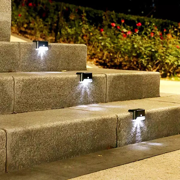 Lampa na solarno punjenje za osvetljenje dvorišta.
