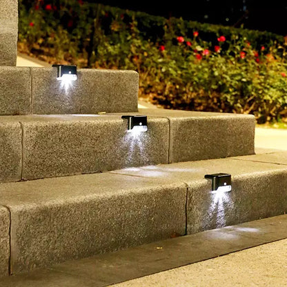Lampa na solarno punjenje za osvetljenje dvorišta.