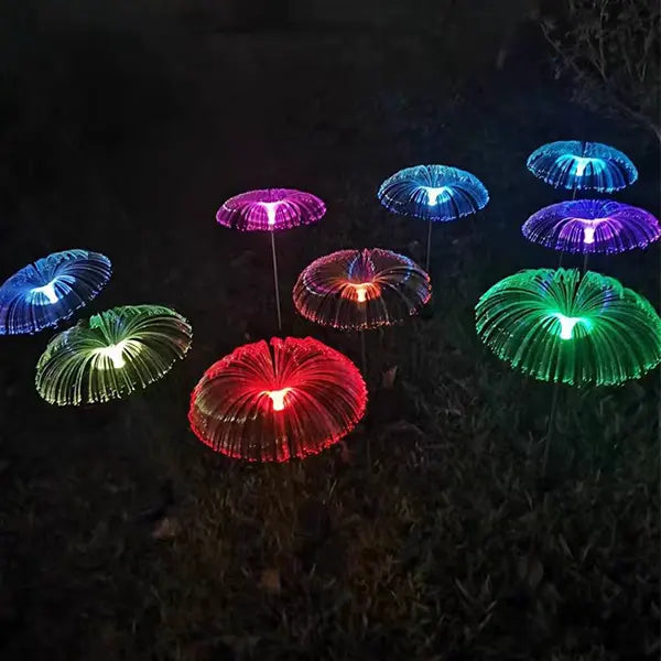 Solarna meduza koja unosi svetlosni detalj u baštu.