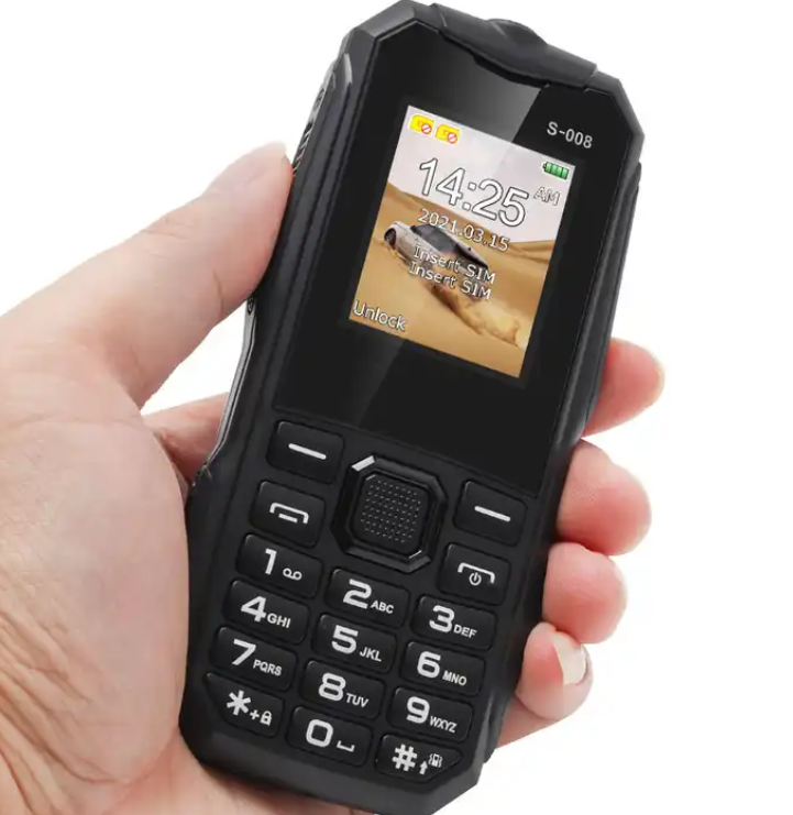 Mobilni telefon Q8 prikazan na slici.