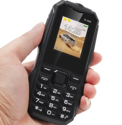 Mobilni telefon Q8 prikazan na slici.