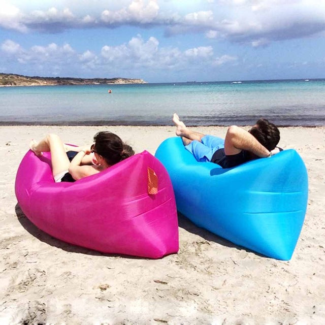Ležaljka Lazy Bag na naduvavanje namenjena je odmoru na otvorenom.