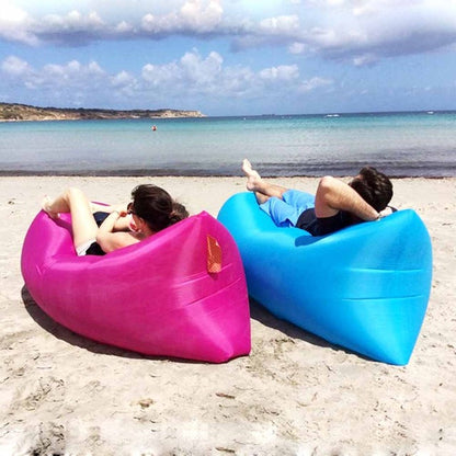 Ležaljka Lazy Bag na naduvavanje namenjena je odmoru na otvorenom.
