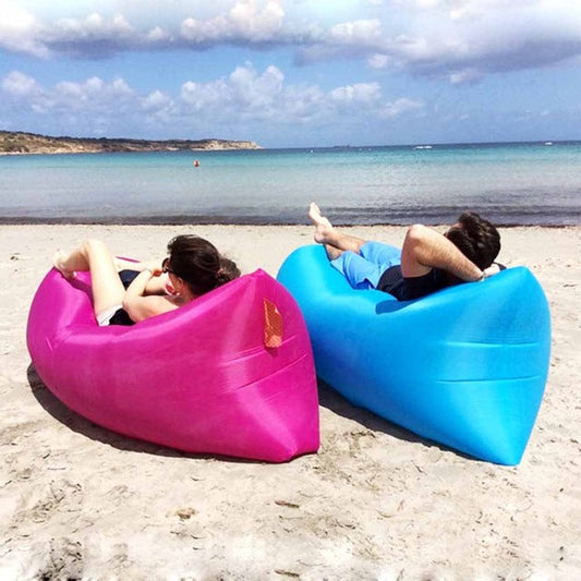 Ležaljka Lazy Bag na naduvavanje namenjena je odmoru na otvorenom.