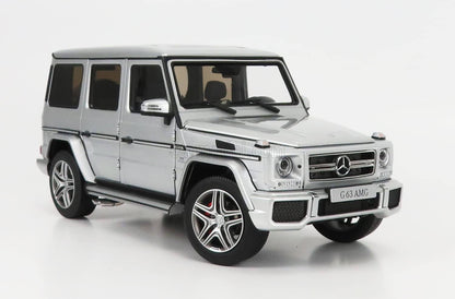 Na slici je beli metalni autić oblikovan po uzoru na Mercedes-Benz AMG G63.
