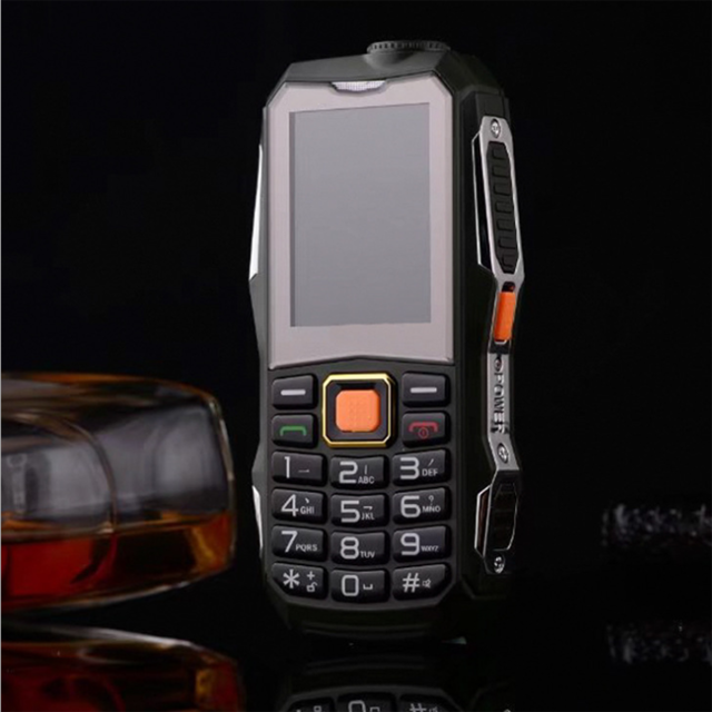 Telefon Defender prikazan sa lampom i drugim praktičnim funkcijama.