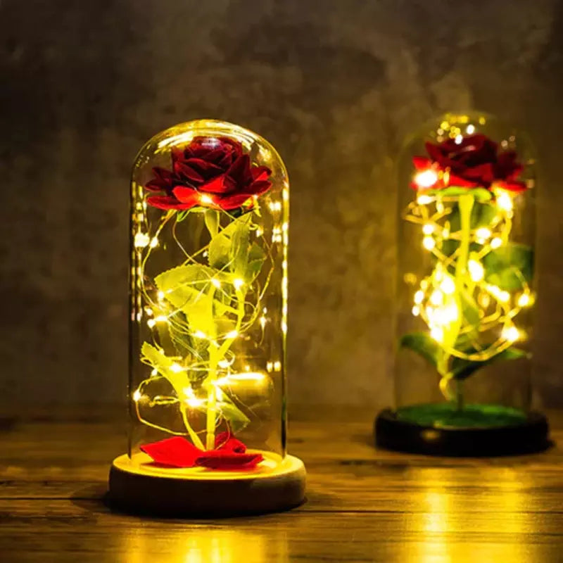 Večna ruža sa LED svetlom ispod staklene kupole.
