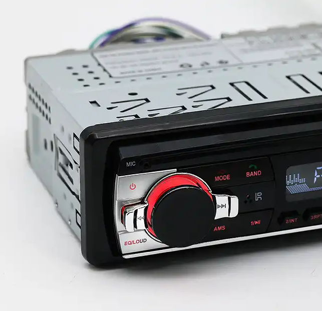 Auto-radio sa opcijama reprodukcije preko USB-a, SD i TF kartica.