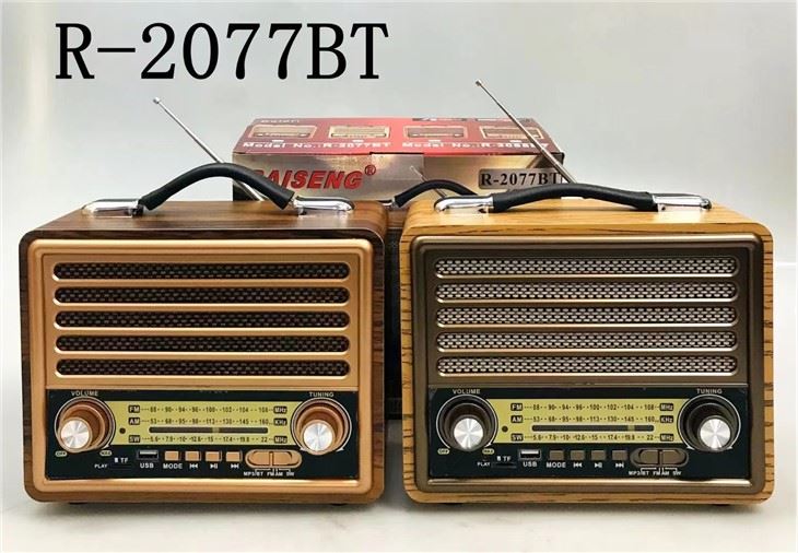 PRODAVANI uređaj koji objedinjuje radio i zvučnik u retro formi.