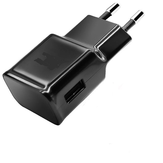 USB punjač PRODAVANI u crnoj boji, namenjen punjenju kompatibilnih uređaja.